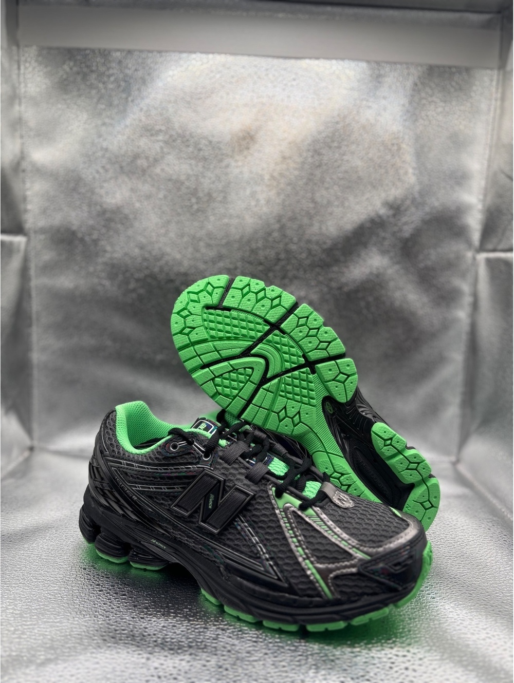 New Balance 1906R 'Dark Silver Metallic Lab Green size 9.5